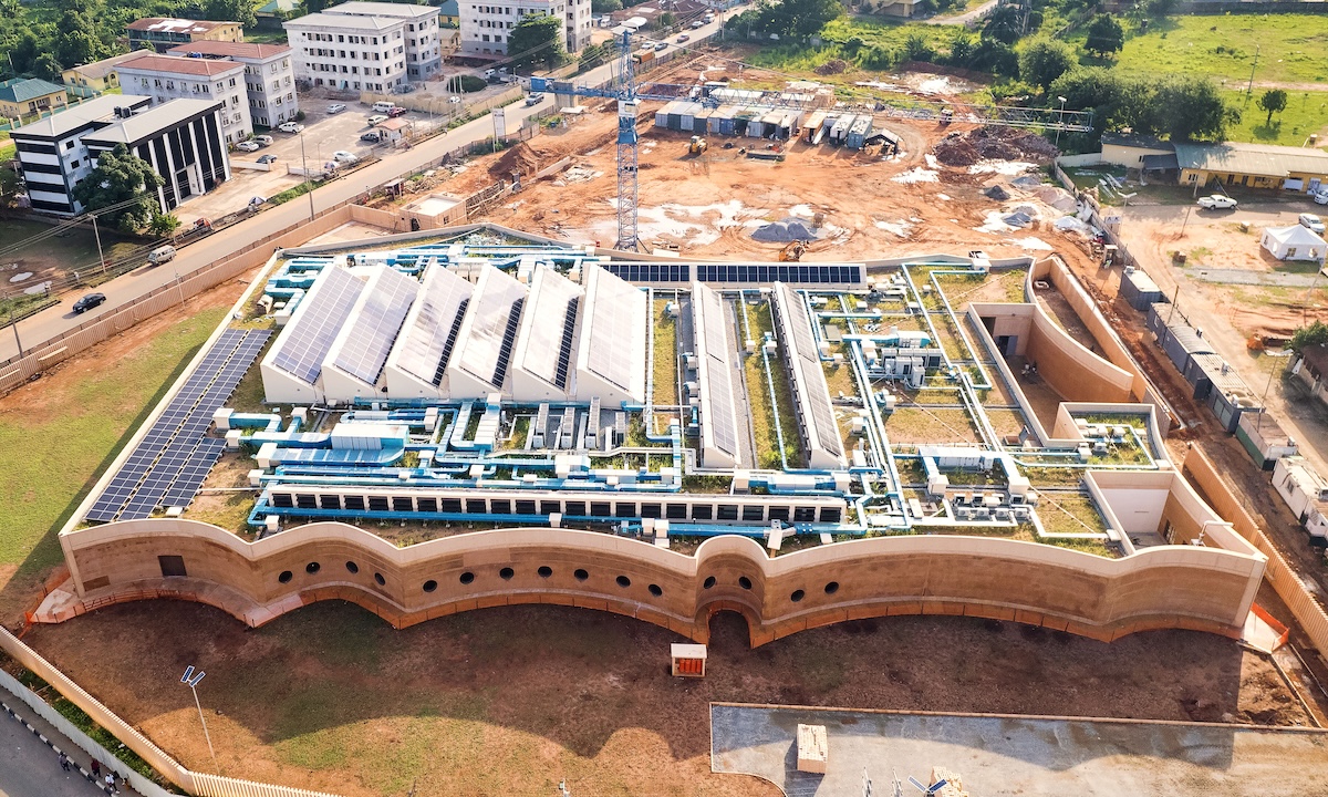 Museu de Arte da África Ocidental na Nigéria anuncia abertura ao público em novembro Vista aérea do novo Museu de Arte da África Ocidental em Benin City, Nigéria. (Foto: Tolulope Sanus/Courtesy MOWAA)