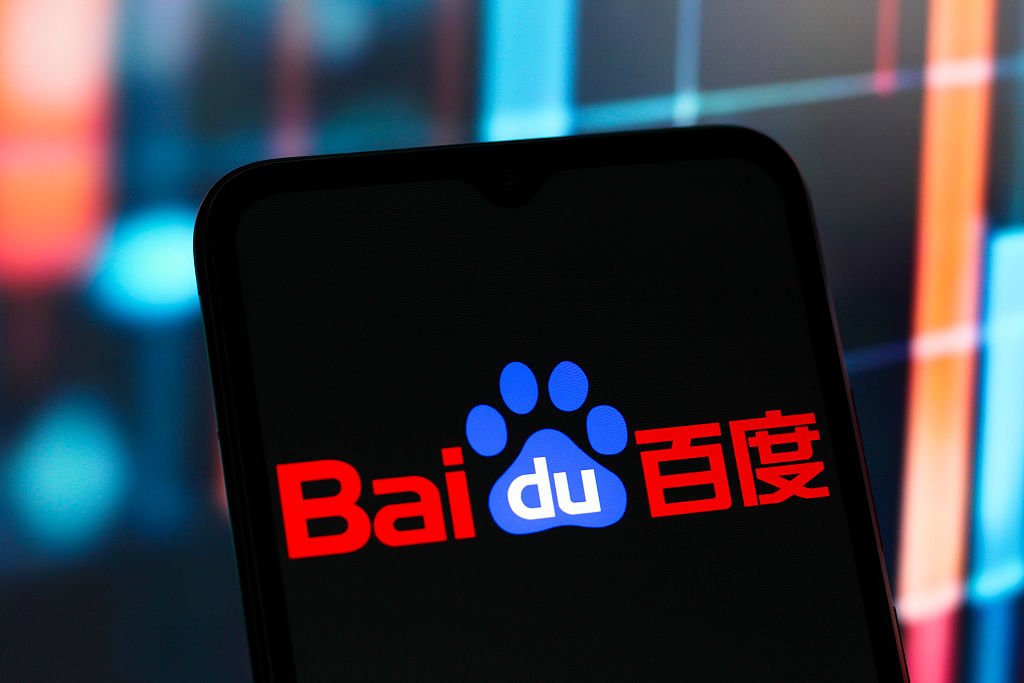 Baidu adota código aberto e transforma seu modelo de IA generativa Ernie Mesmo que a transição seja gradual, o anúncio da Baidu já coloca pressão sobre concorrentes como OpenAI e Anthropic, que oferecem APIs fechadas com preços elevados (Foto: LightRocket/Getty Images)