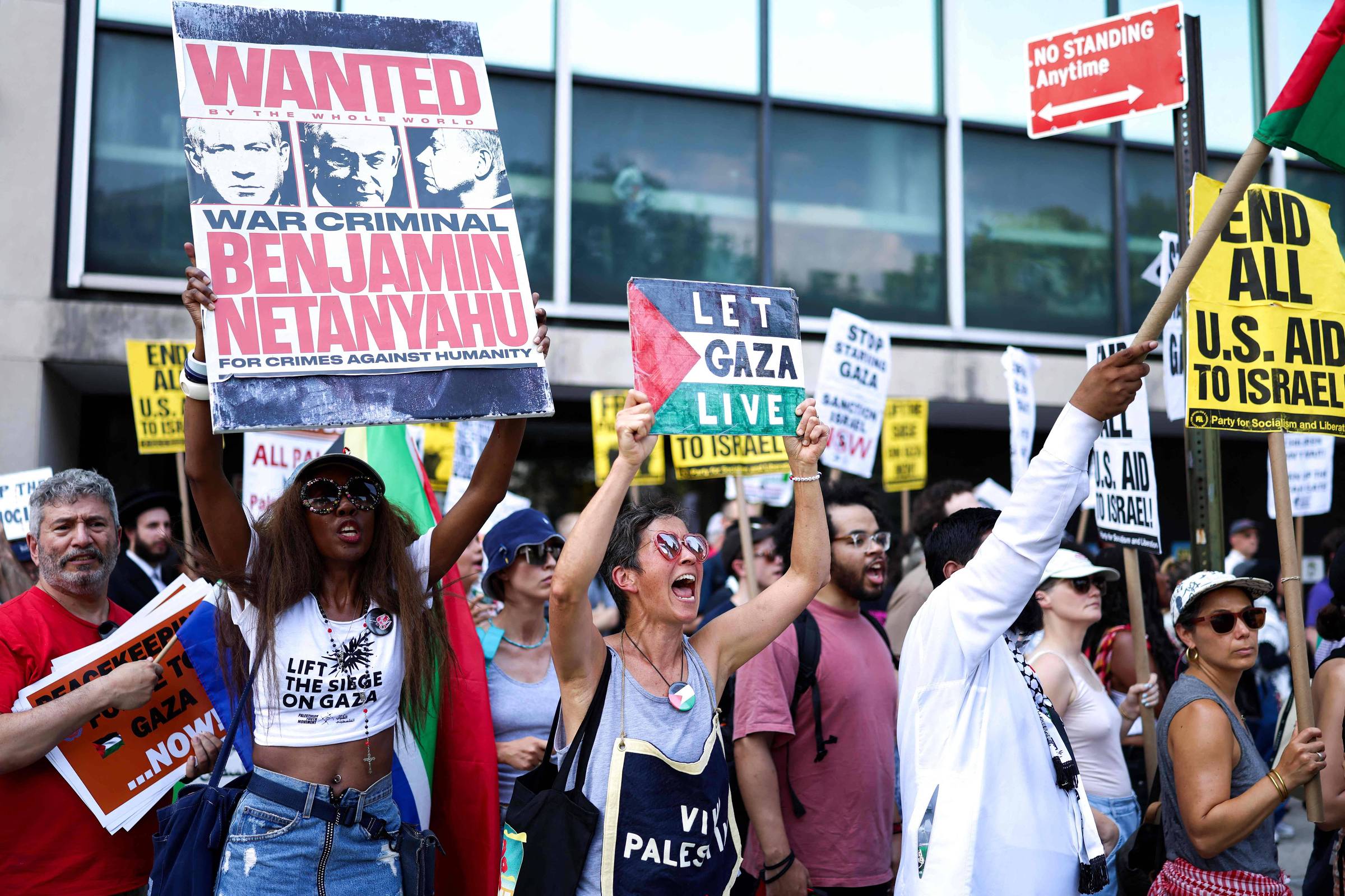França reconhece Palestina e gera novos desafios nas relações diplomáticas Manifestantes protestam contra ofensiva de Israel em Gaza em frente à sede da ONU, em Nova York (Foto: Charly Triballeau - 28.jul.25/AFP)