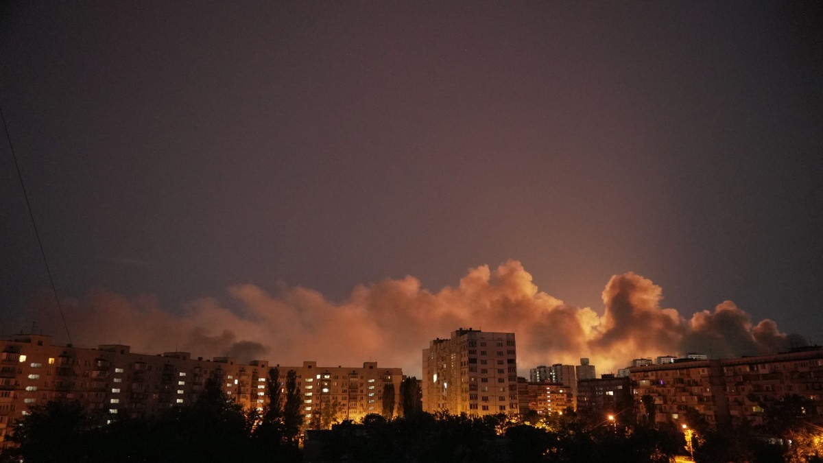 Fumaça sobre Kiev após bombardeio massivo da Rússia (Foto: Ihor Shvydchenko/AFP)