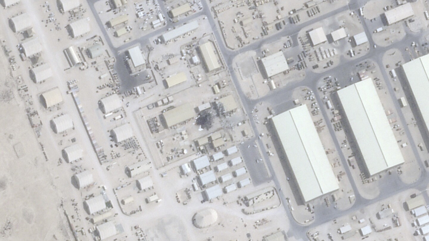 Dano após um ataque iraniano na Base Aérea de Al Udeid, nos arredores de Doha, Catar, em 25 de junho de 2025. (Foto: Planet Labs PBC via AP)