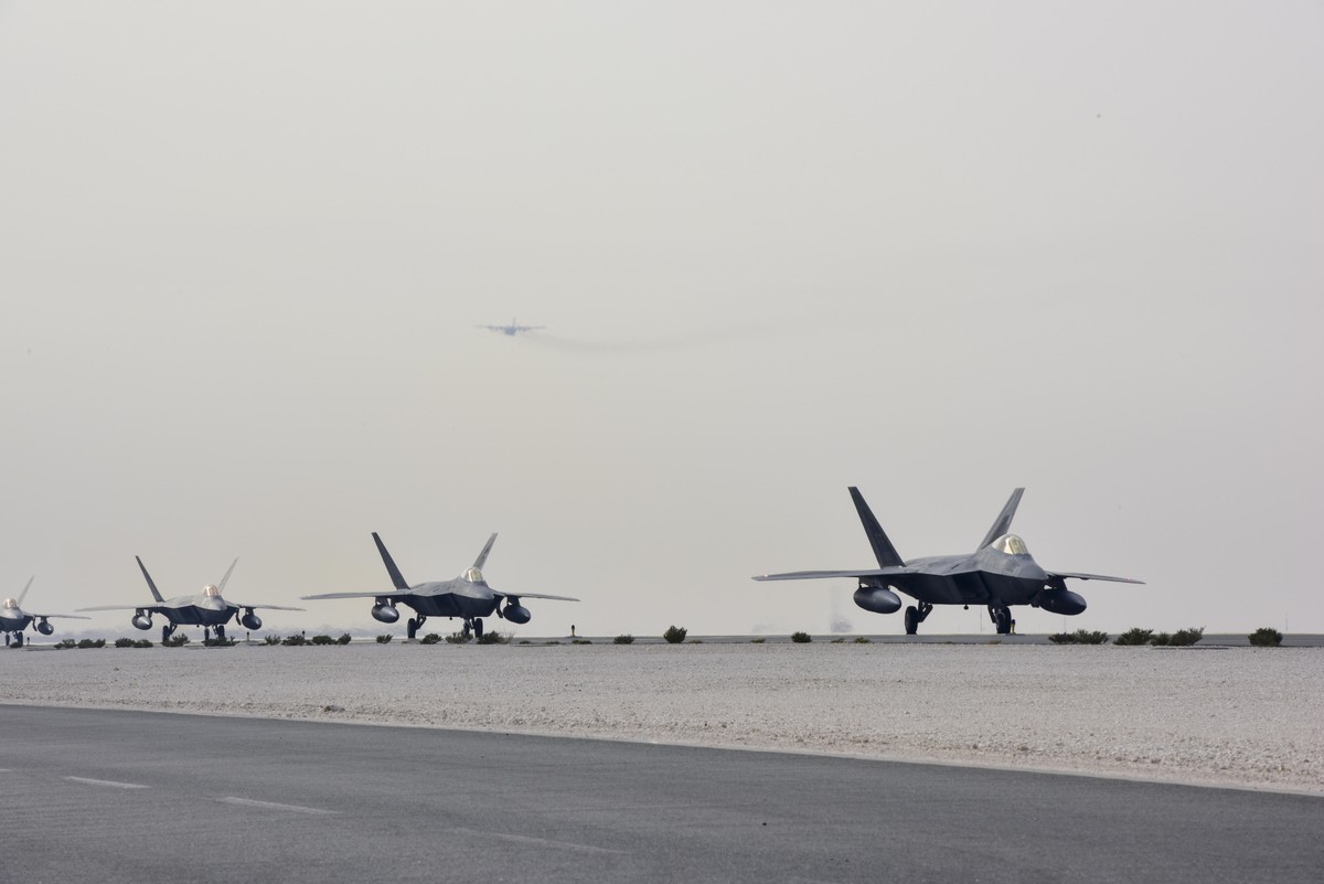 Irã atinge a Base Aérea de al-Udeid, maior instalação americana no Oriente Médio Caças americanos do modelo F-22 aterrissam na Base Aérea de Al Udeid (Foto: Força Aérea dos EUA)