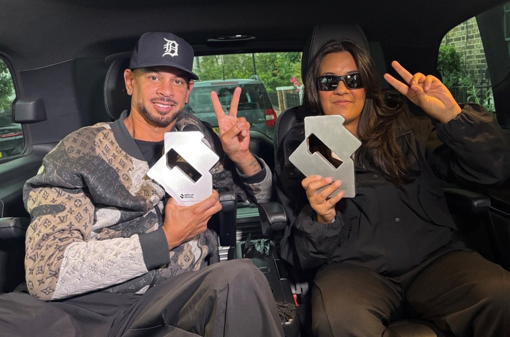 MK e Chrystal estão de volta ao primeiro lugar na Official Singles Chart do Reino Unido com "Dior" por segunda semana consecutiva. (Foto: Reprodução)