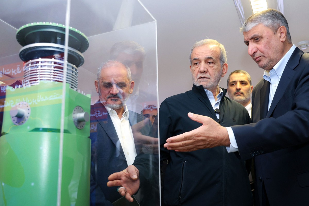 Irã aprova suspensão de cooperação com a AIEA e gera tensão nuclear internacional Presidente iraniano, Masoud Pezeshkian, e chefe da Organização de Energia Atômica do Irã, Mohammad Eslami, são fotografados durante o 'Dia Nacional da Tecnologia Nuclear', em Teerã (Foto: Presidência do Irã via AFP)