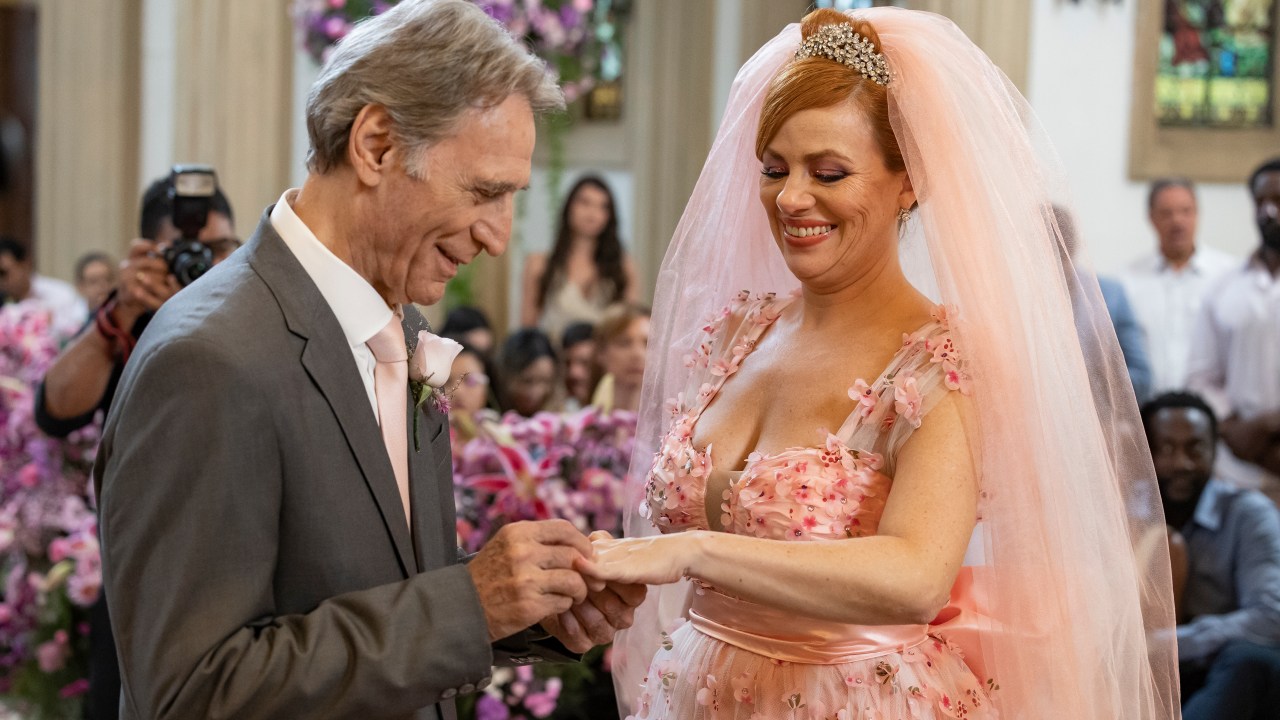 Karine Teles renasce nas telinhas e deixa o ostracismo para trás em ‘Vale Tudo’ Aldeíde (Karine Teles) e Laudelino (Herson Capri) se casam. Poliana (Matheus Nachtergaele) leva Aldeíde até o altar. Convidados vibram o beijo do casal. Raquel (Taís Araujo) e Consuêlo (Belize Pombal) conversam sobre Aldeíde e Poliana. (Foto: Manoella Mello/TV Globo)