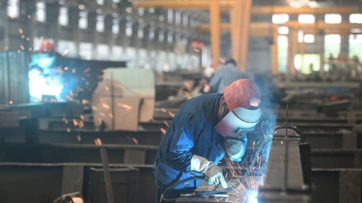 Um trabalhador está trabalhando na oficina de produção de uma fábrica de estruturas de aço na cidade de Hangzhou, na província de Zhejiang, China, em 30 de junho de 2025. (Foto: CFOTO | Future Publishing | Getty Images)