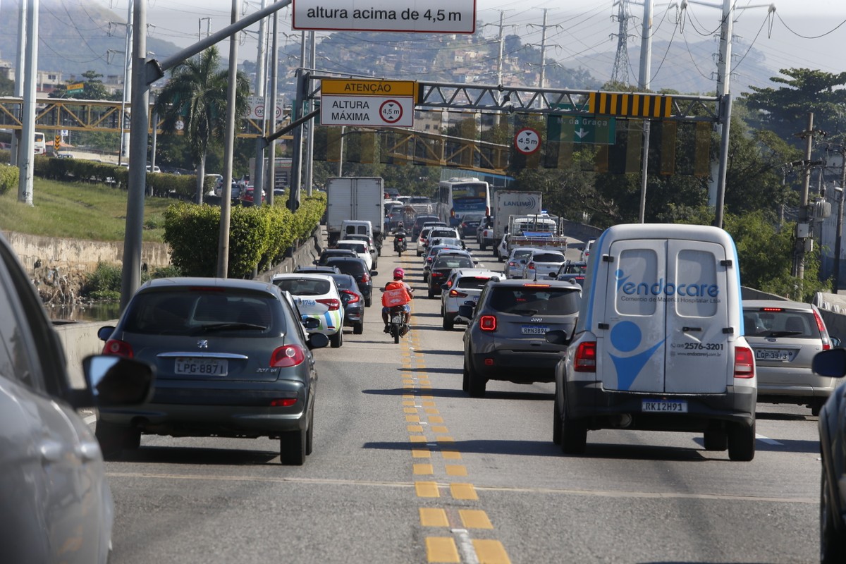 Trânsito na Linha Amarela, sentido Barra da Tijuca (Foto: Fabiano Rocha / Agência O Globo)