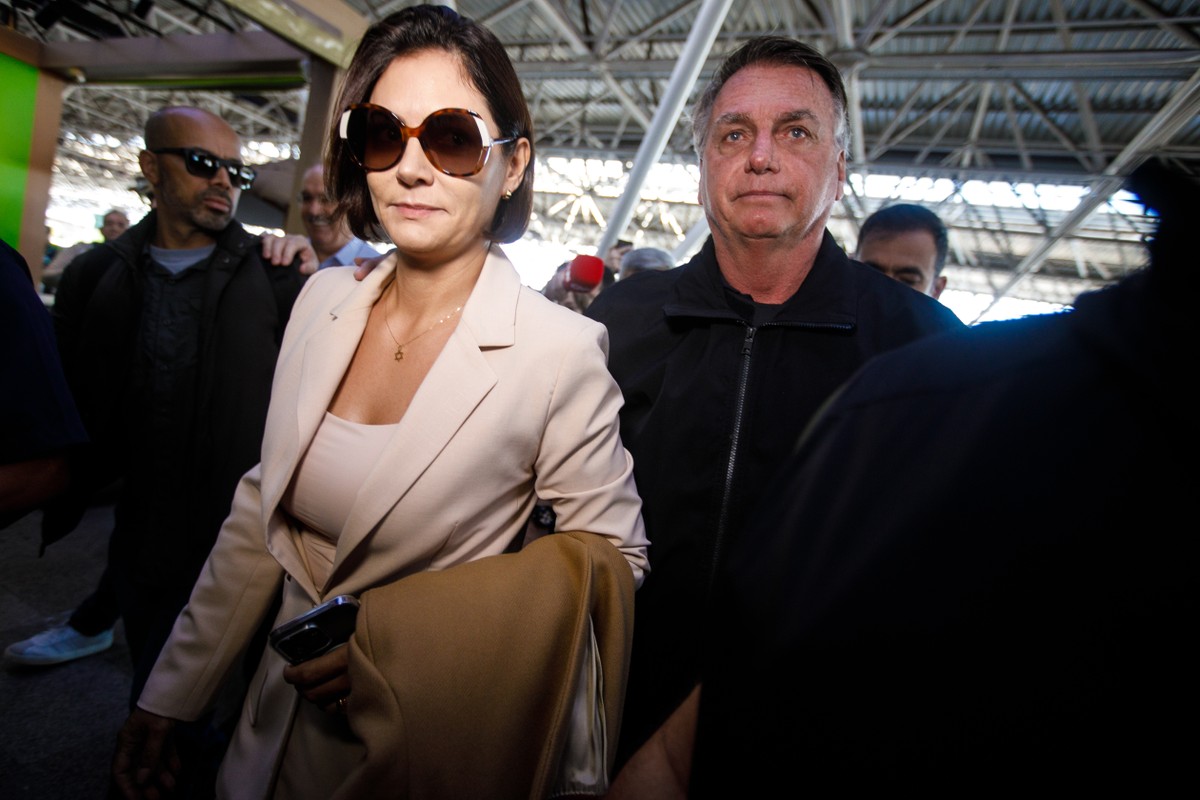 Jair Bolsonaro acompanha ao aeroporto de Brasília Michelle Bolsonaro que embarca para a posse do novo presidente dos Estados Unidos, Donald Trump. (Foto: Brenno Carvalho / Agência O Globo)