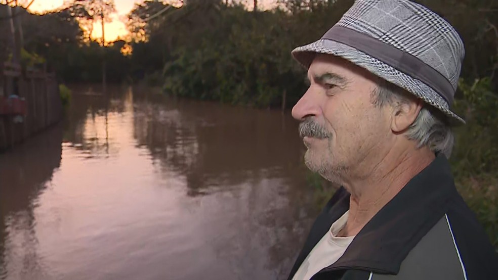 Morador de Porto Alegre enfrenta frio e cheia para voltar para casa Pedro de Oliveira, morador das ilhas de Porto Alegre (Foto: Reprodução/ RBS TV)