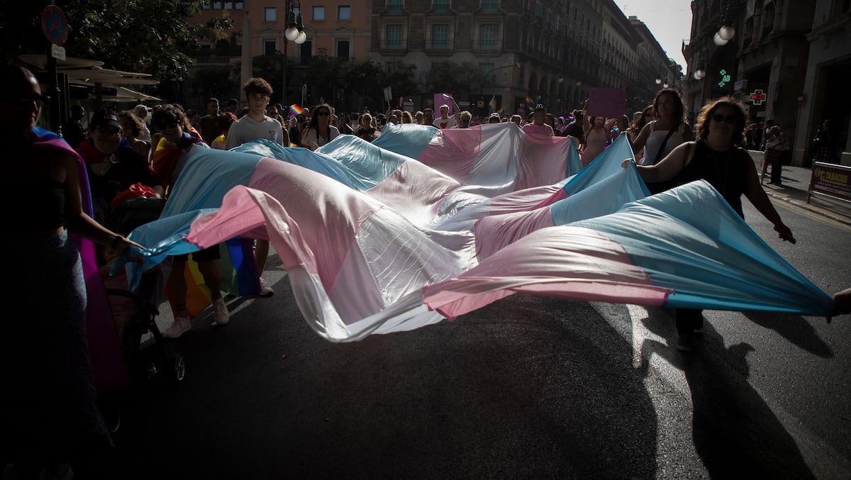 Espanha cria primeiro centro especializado em saúde para pessoas trans Marcha com a bandeira trans em Mallorca, no dia 28 de junho. (Foto: Clara Margais (dpa/picture alliance/Getty Images))