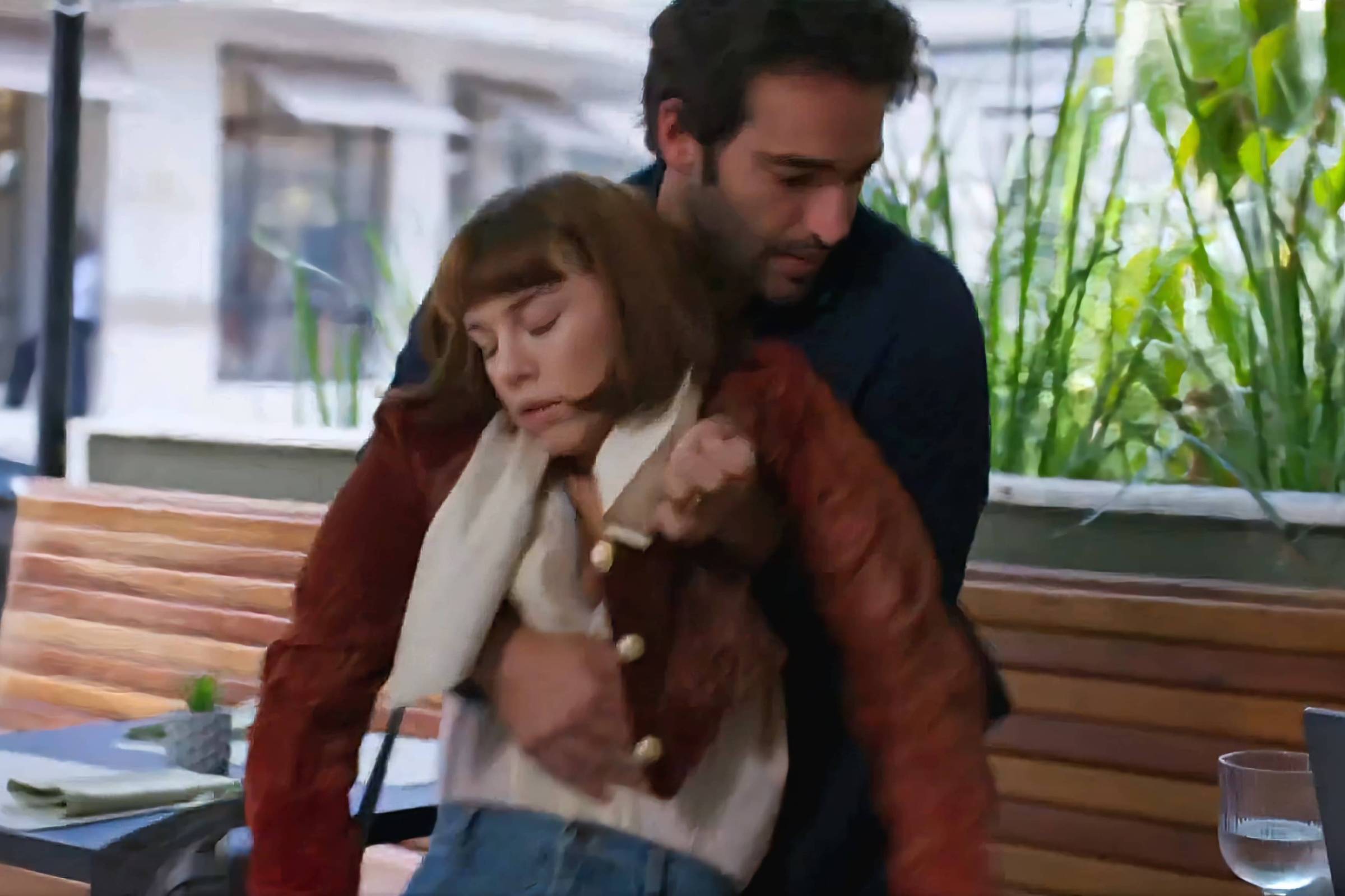 Solange Duprat (Alice Wegmann) desmaia durante briga com Afonso Roitman (Humberto Carrão) (Foto: Reprodução Globo)