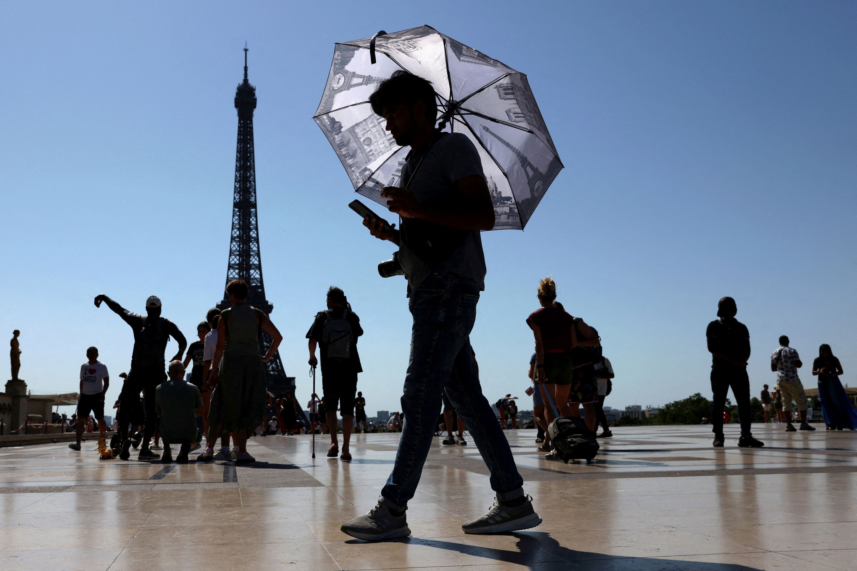 Turista se protege do calor em Paris (Foto: REUTERS/Tom Nicholson)