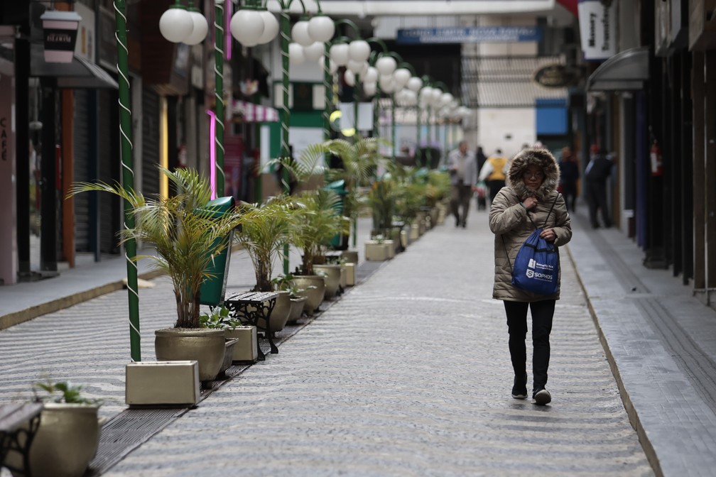 Frio perde força e chuvas intensas atingem o Sul do Brasil nesta quinta-feira Pedestre caminha durante dia de frio na capital paulista (12/06/2025). (Foto: Paulo Pinto/Agência Brasil)