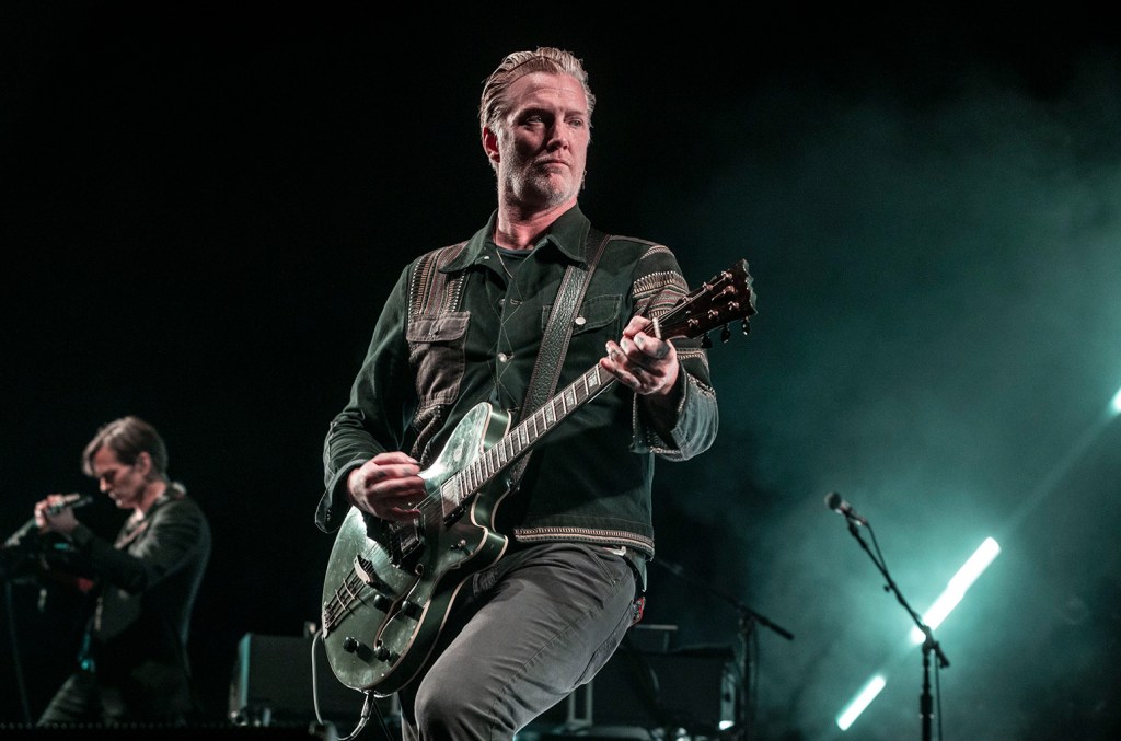 Josh Homme revela crise de saúde que cancelou turnê de 2024 e o afastou por meses Josh Homme, do QOTSA, falou sobre a crise de saúde que levou ao cancelamento da turnê da banda em 2024, passando 'sete meses' na cama. (Foto: Reprodução)