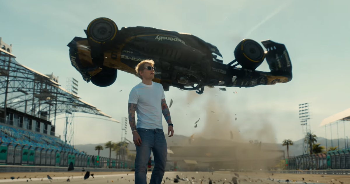 Ed Sheeran dirige em clipe de "Drive" para a trilha sonora da Fórmula 1 Ed Sheeran pilota no clipe de "Drive", da trilha sonora de F1: O Filme (Foto: Reprodução)