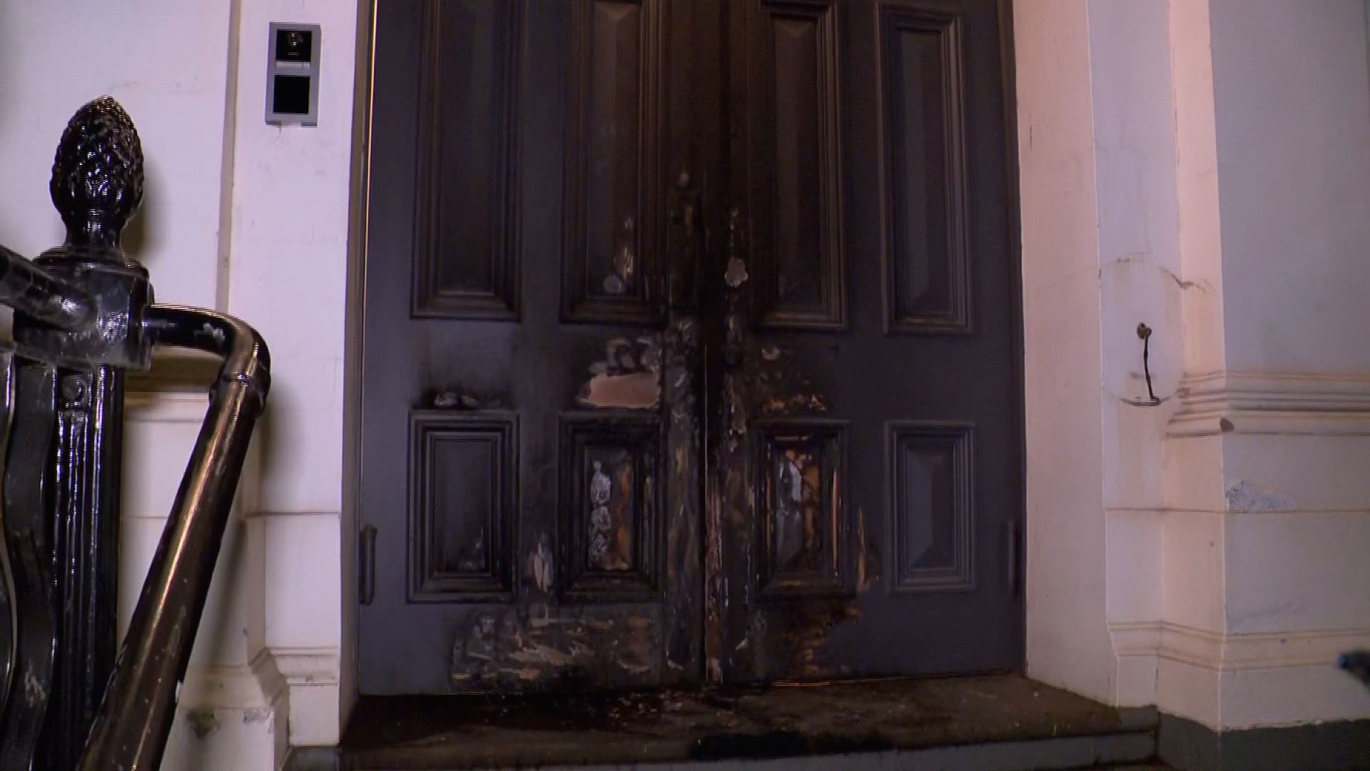 Ataques antissemitas em Austrália: sinagoga incendiada e restaurante invadido Ataques antissemitas em Austrália: sinagoga incendiada e restaurante invadido