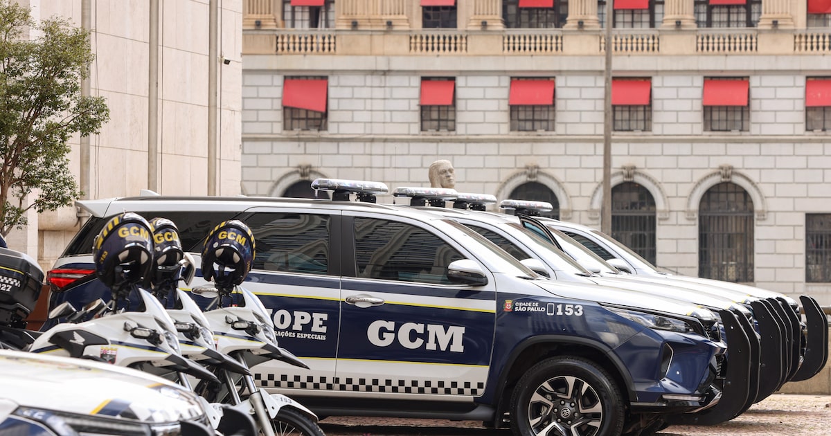 Guarda-civil de SP receberá bônus de R$ 1 mil por recuperação de motos roubadas Viaturas da Guarda Civil Metropolitana: prefeitura da capital pretende dar bônus a agente da GCM que recuperar motos roubadas ou furtadas. (Foto: Daniel Teixeira/Estadão)