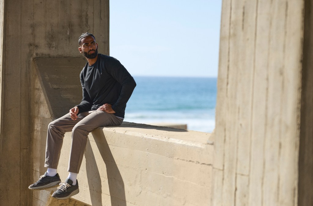 Descubra o conforto e a tecnologia das novas calças Vuori Meta para o dia a dia Os Meta Pants da Vuori, após rigorosos testes, são as calças mais confortáveis que vestimos em anos e são uma ótima escolha para quem está sempre em movimento. (Foto: Reprodução)