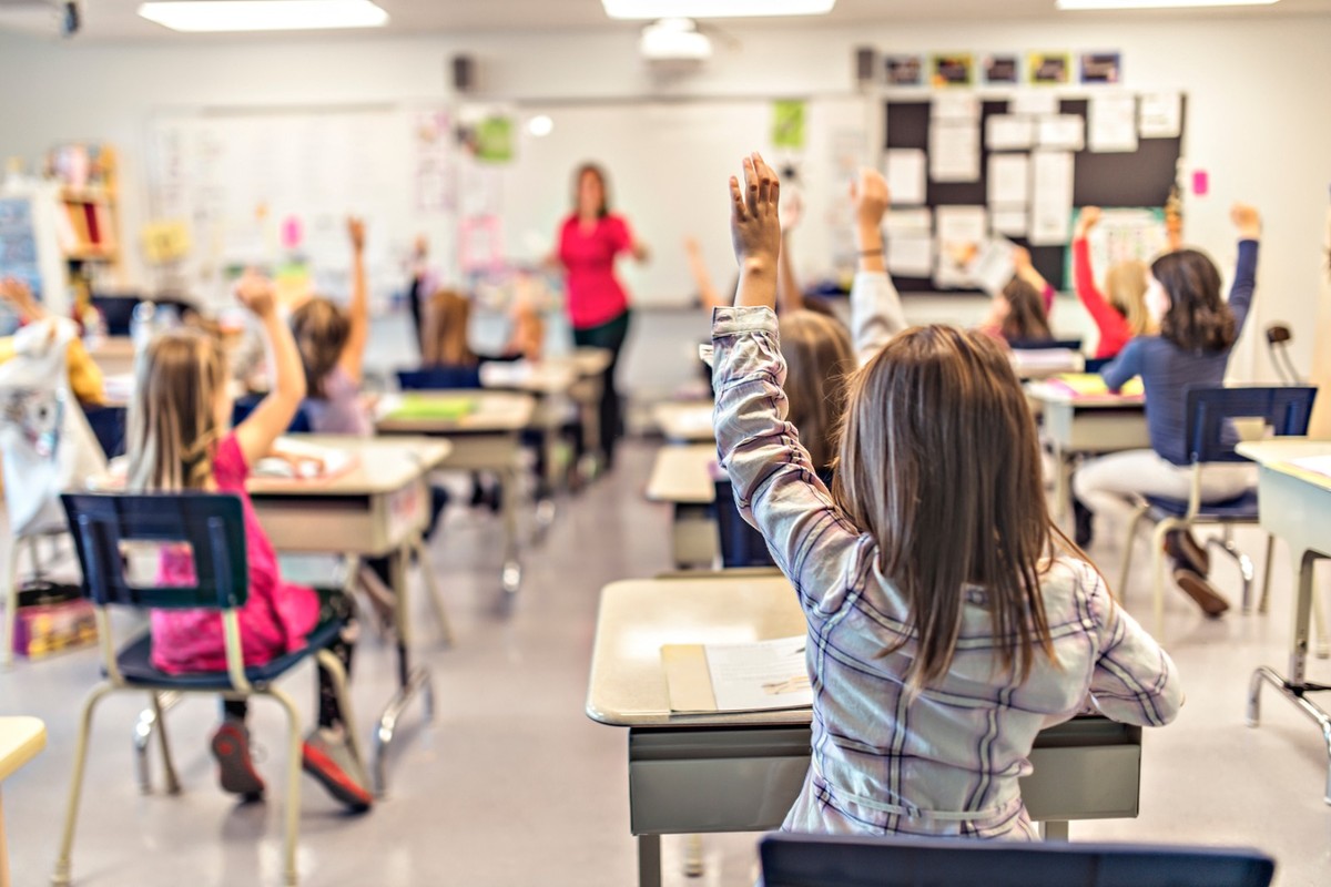 Portugal exclui saúde sexual e sexualidade do currículo de Cidadania escolar Professora e crianças em sala de aula (Foto: Divulgação/AdobeStock)