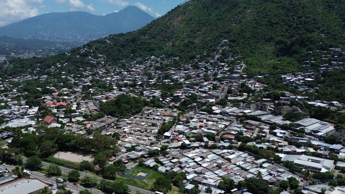 Vista aérea mostra o bairro residencial 10 de Octubre em San Marcos, El Salvador, área onde a MS-13 está presente (Foto: MARVIN RECINOS / AFP)