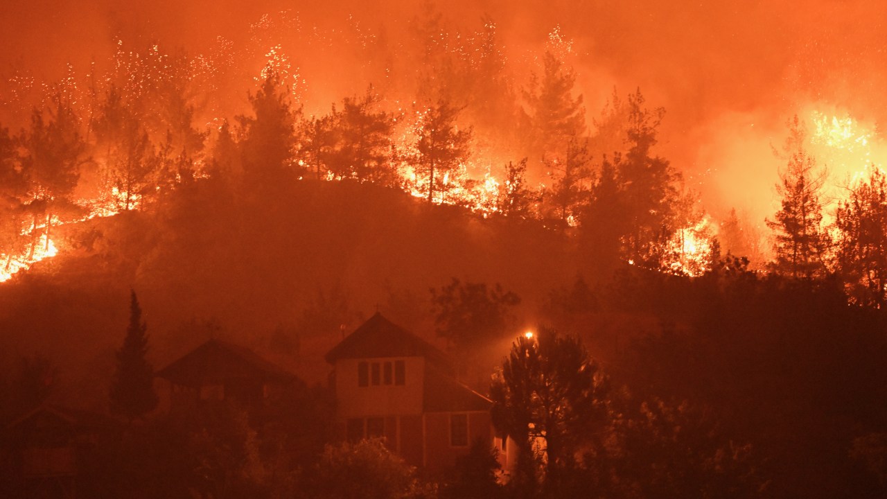 Incêndios florestais na Turquia deixam milhares de desabrigados e causam destruição Fumaça e chamas perto de áreas residenciais no distrito de Safranbolu, em Karabuk, na Turquia. 26/07/2025 (Foto: Omer Urer/Anadolu/Getty Images)