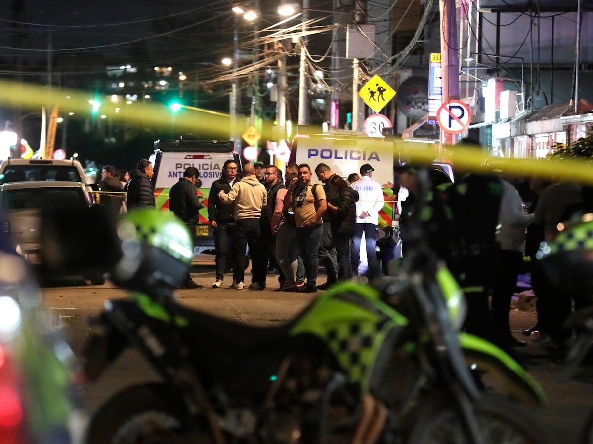 Colômbia enfrenta medo crescente de violência política após atentado a Miguel Uribe Integrantes da Polícia Nacional da Colômbia custodiando a área do atentado ao senador colombiano Miguel Uribe Turbay, em Bogotá. (Foto: Carlos Ortega - EFE)