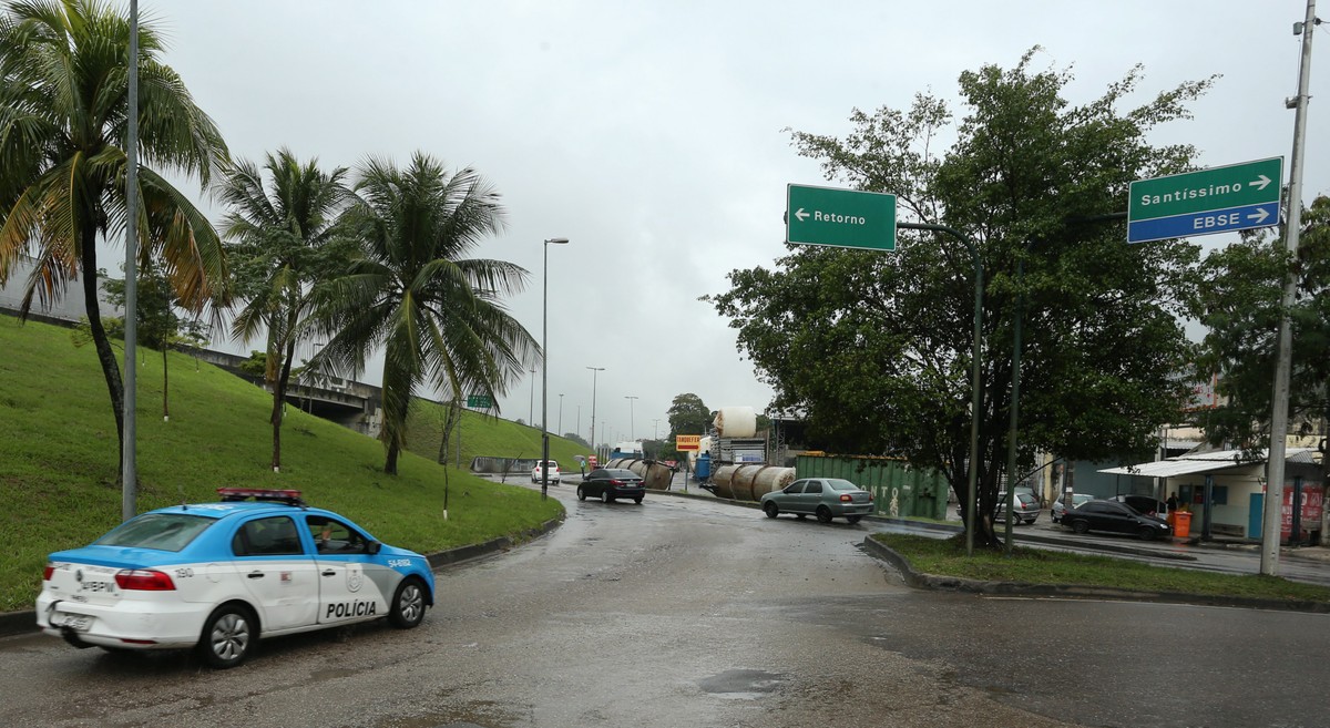 Santíssimo registra queda nos roubos e se destaca na Zona Oeste do Rio Viatura da PM próximo ao Viaduto de Santíssimo, bairro da Zona Oeste com queda nos roubos — Foto: Fabiano Rocha / Agência O Globo / 19-05-2017