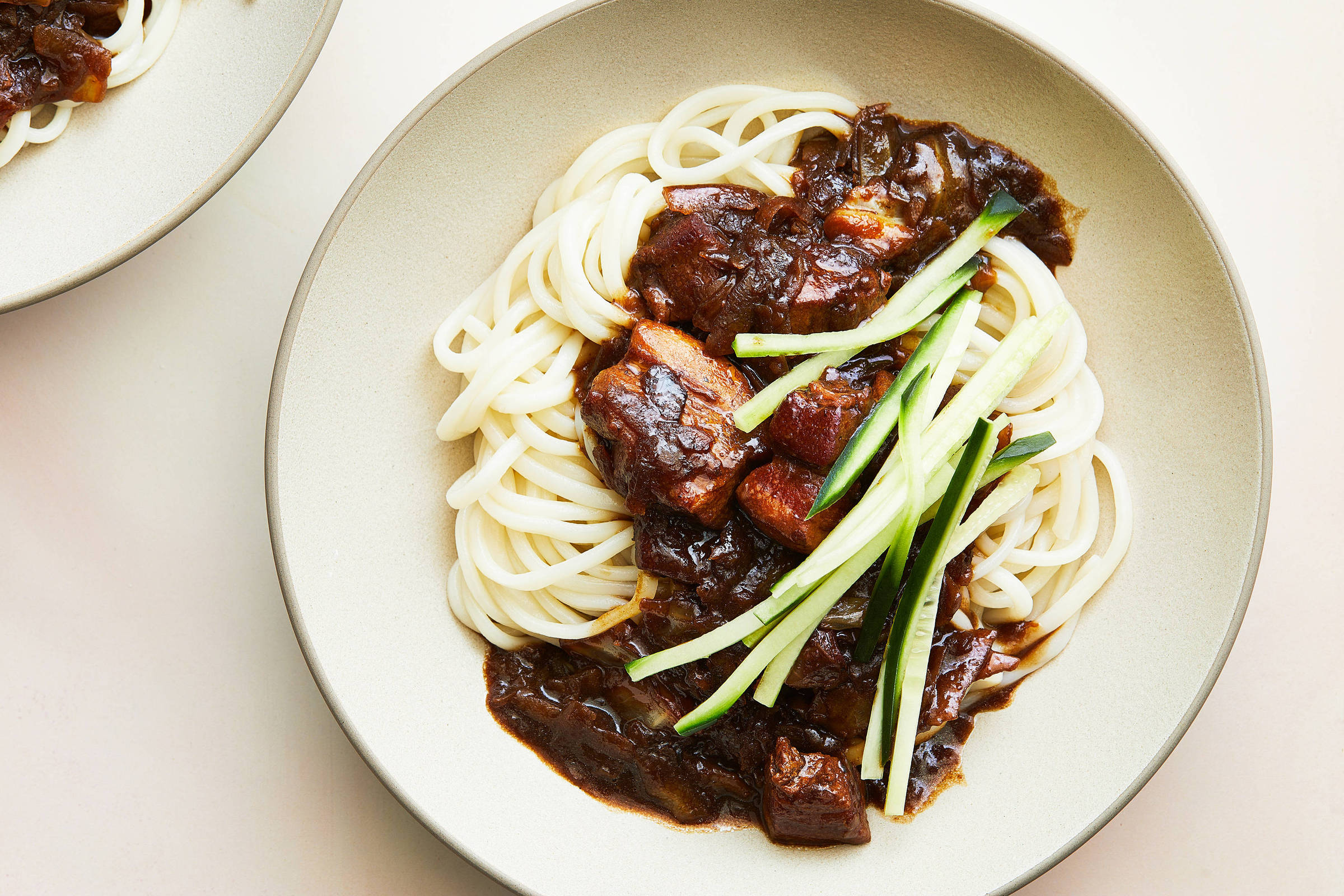 Macarrão coreano com pasta de feijão-preto conquista paladares pelo sabor único Jjajangmyeon, macarrão coreano, coberto com um molho saboroso e pedaços de barriga de porco (Foto: ARMANDO RAFAEL/NYT)