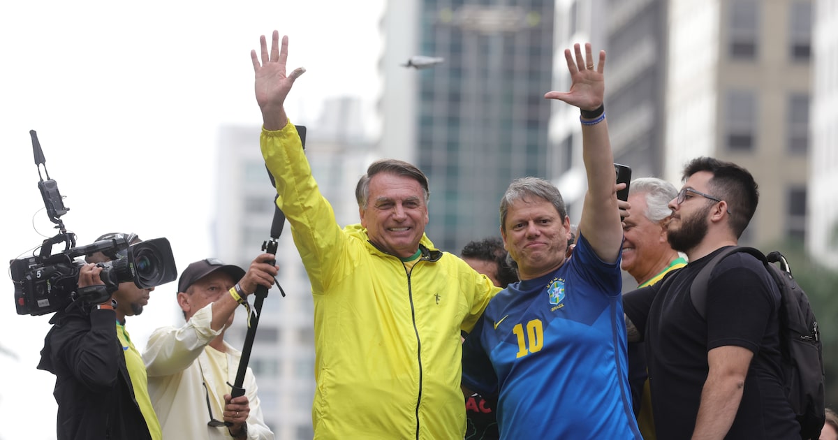 Jair Bolsonaro ao lado de Tarcísio de Freitas, governador de São Paulo (Foto: Tiago Queiroz/Estadão)