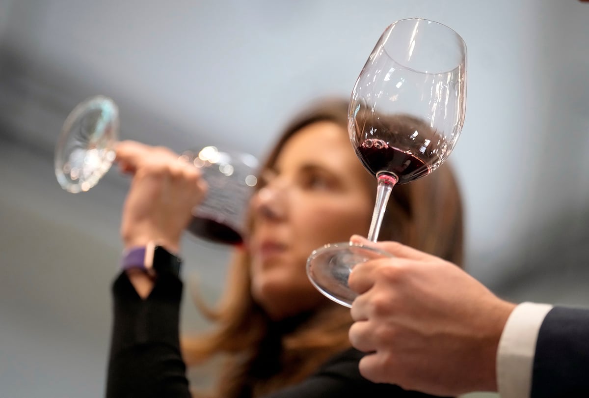Novas gerações do vinho espanhol se unem para fortalecer a tradição vitivinícola Cata de vinho na Wine Week de Barcelona, onde foi apresentada a associação Artisan Wine Attraction. (Foto: Enric Fontcuberta/EFE)