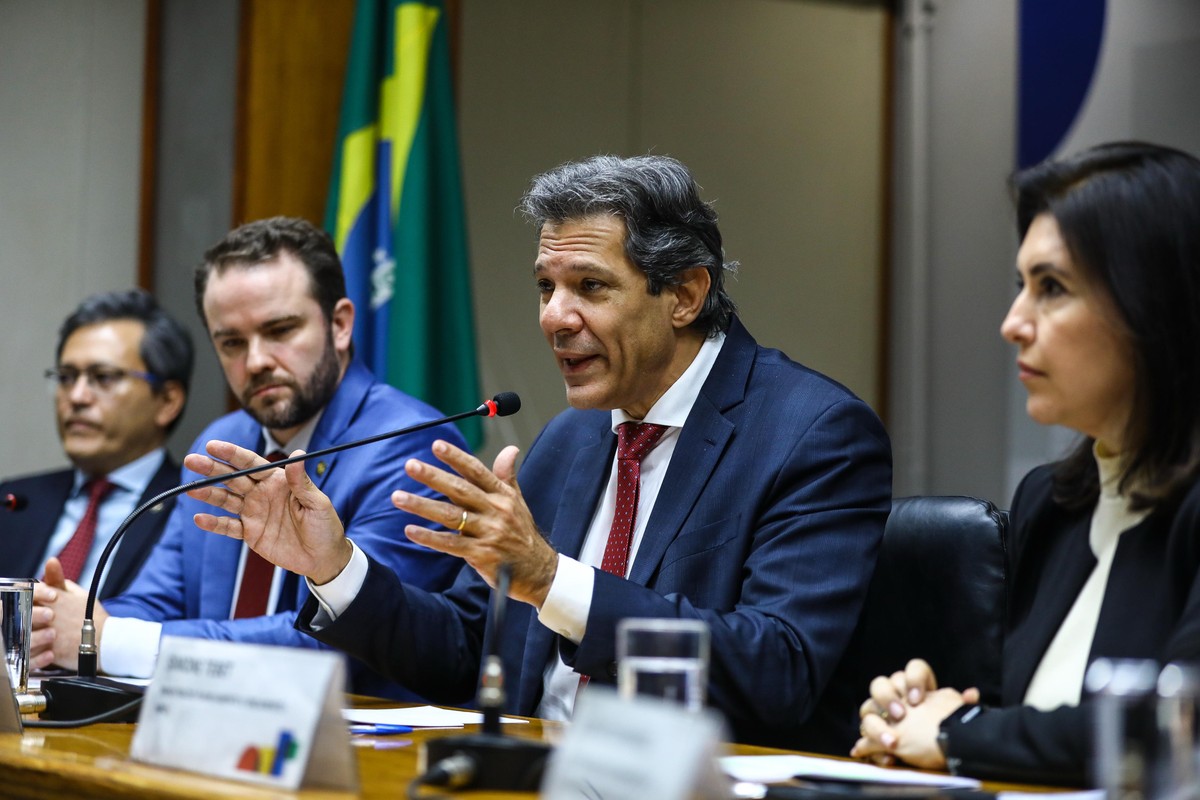 Os ministros Fernando Haddad (Fazenda) e Simone Tebet (Planejamento) apresentam o bloqueio no Orçamento de 2025 (Foto: Brenno Carvalho/Agência O Globo)