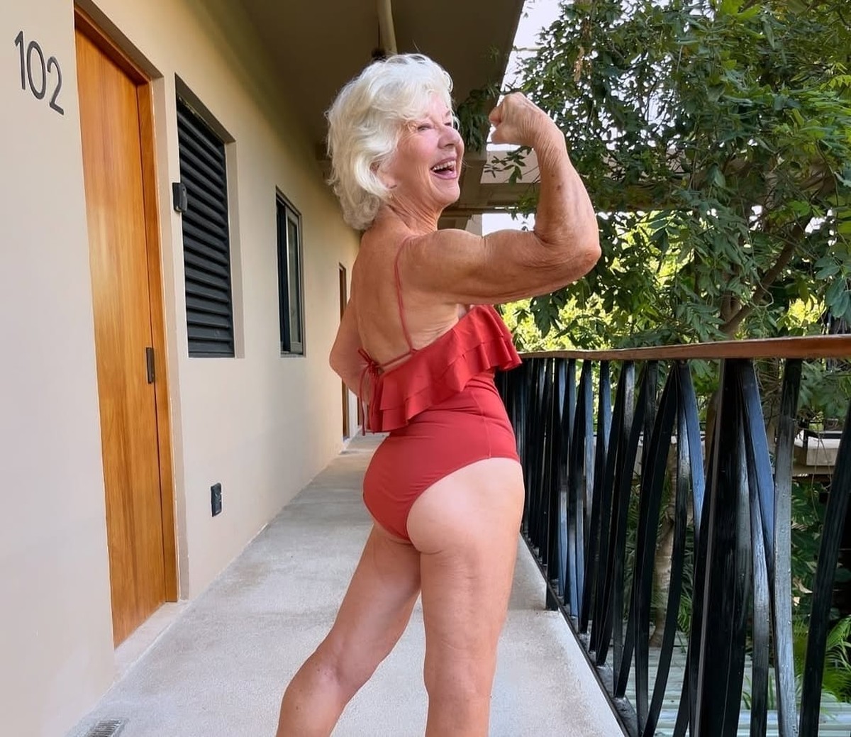 Idosos podem ganhar massa muscular mesmo após os 80 anos de idade Joan MacDonald é uma canadense que virou um ícone fitness nas redes sociais com mais de 2 milhões de seguidores (Foto: Reprodução/ Instagram)