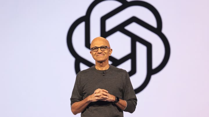 Microsoft alcança valor de mercado de US$ 4 trilhões e se junta à Nvidia Satya Nadella, presidente e CEO da Microsoft, fala em frente ao logotipo da OpenAI na conferência Microsoft Build em Seattle, Washington, em 19 de maio de 2025. (Foto: Jason Redmond | AFP | Getty Images)