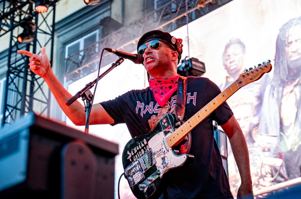 Tom Morello lança música de protesto sobre justiça e imigração com 'Pretend You Remember Me' Liberar essa música agora é uma resposta direta ao que temos visto acontecer, o terror estatal que temos visto neste país. (Foto: Reprodução)