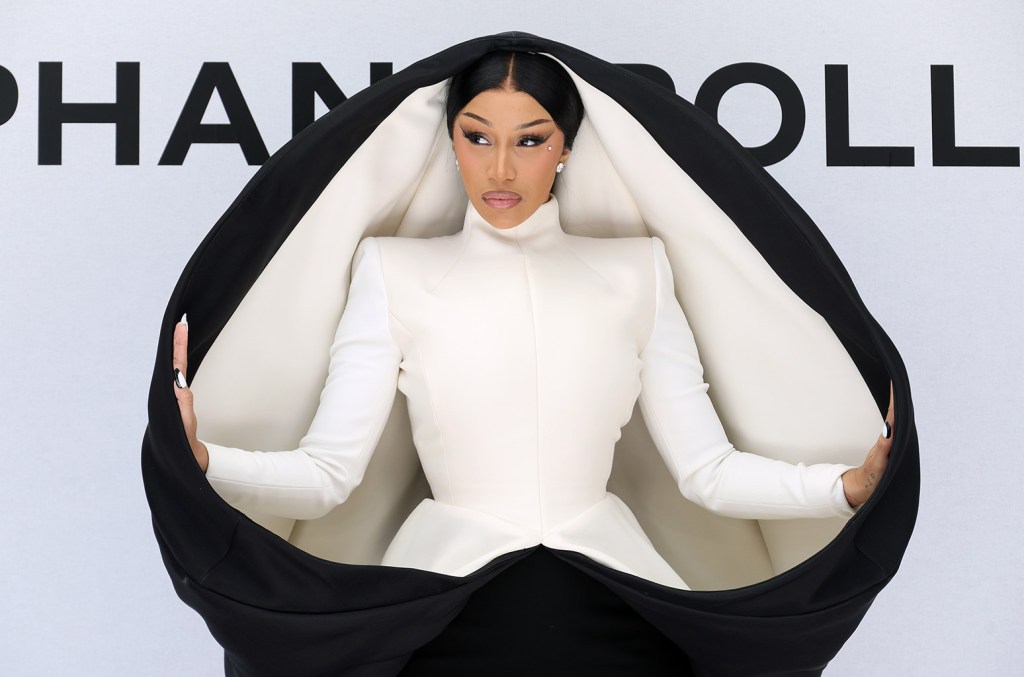 Cardi B pede para ignorar rumores de separação de Stefon Diggs e fofoqueiros Cardi B aparentemente abordou rumores de separação com Stefon Diggs ao disparar uma série de tweets para o X. (Foto: Reprodução)