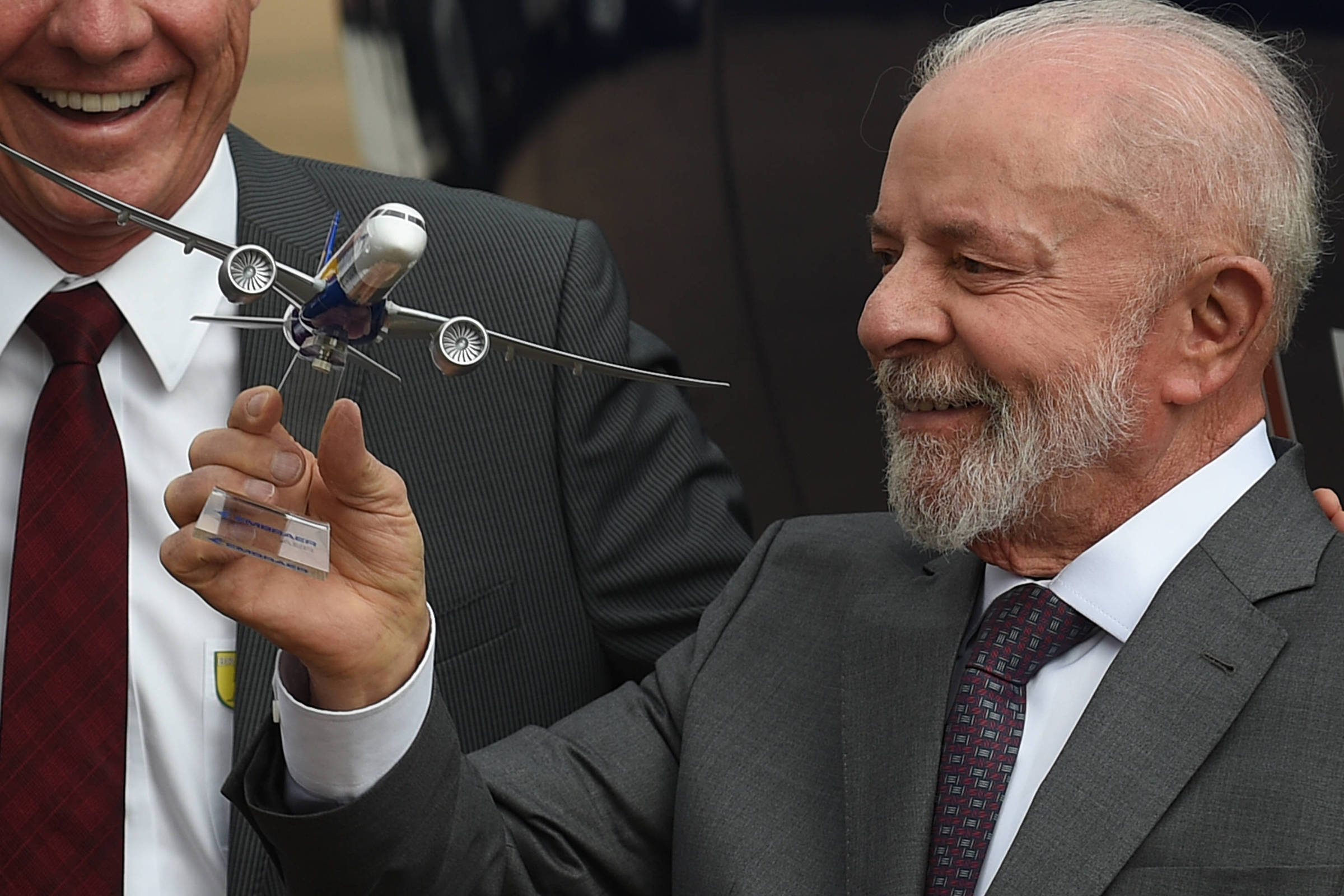 Justiça decide arquivar processo contra Janja e filhos de Lula por uso de aviões da FAB O presidente Lula segura uma réplica de uma aeronave fabricada pela fabricante brasileira Embraer (Foto: Lucio Tavora/Xinhua)