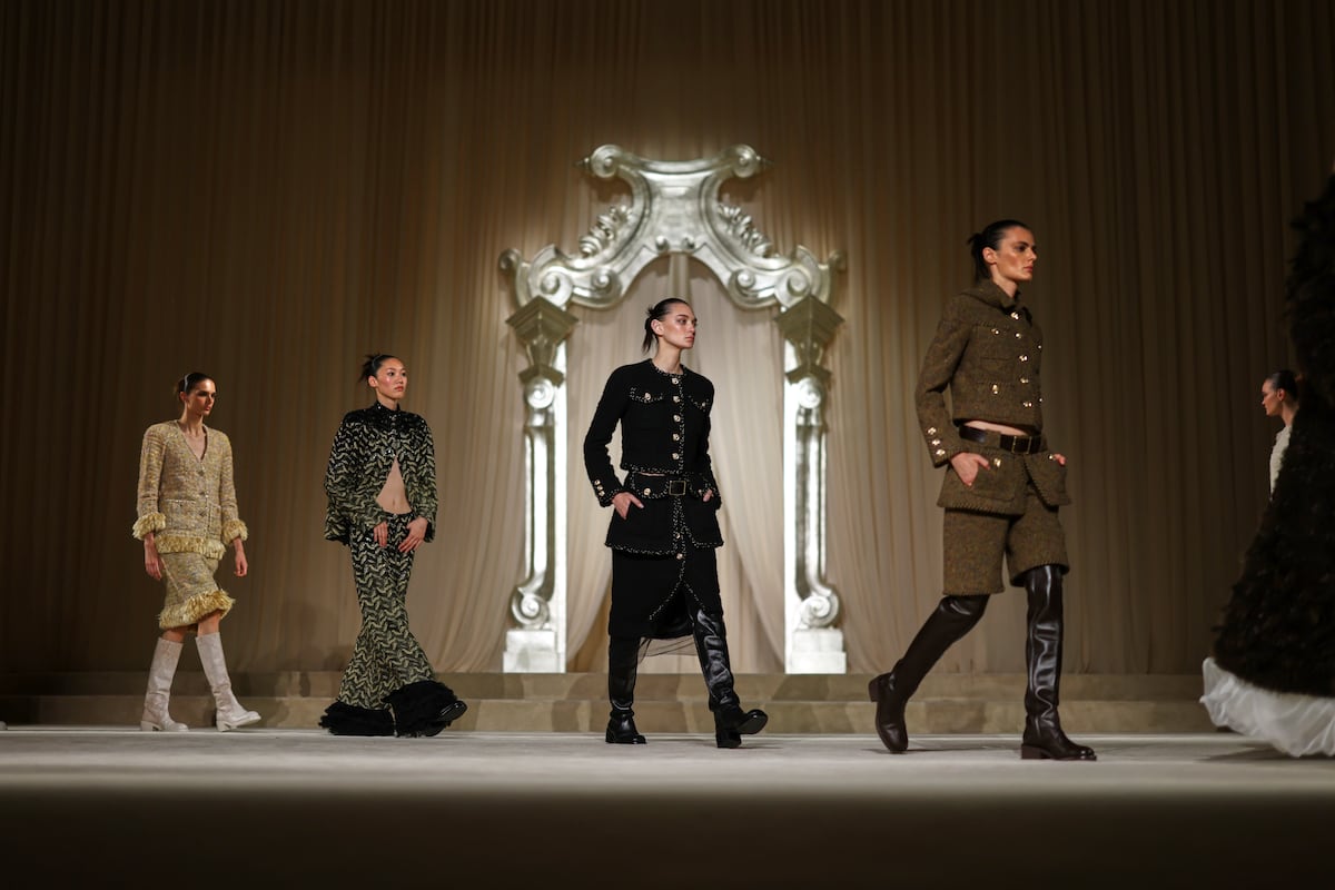 Alta costura reinventa arquetipos e inicia nova fase criativa na moda Modelos durante o desfile de Chanel na Alta Costura de Paris. (Foto: Tom Nicholson/AP)