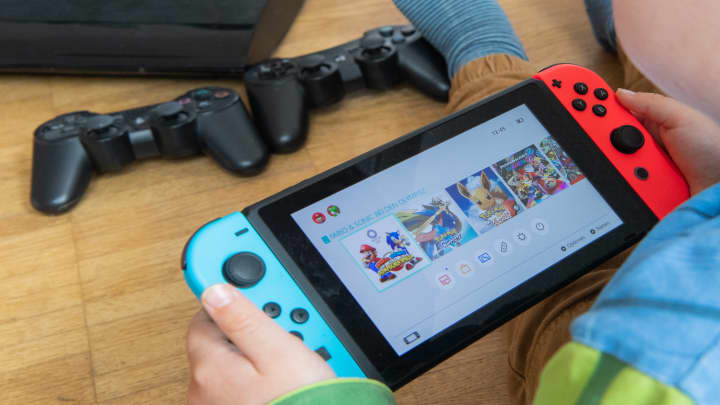 Nintendo aumenta preço do Switch original para clientes nos Estados Unidos Uma criança brincando com um console de jogos Nintendo Switch. (Foto: Julian Stratenschulte | picture alliance via Getty Images)