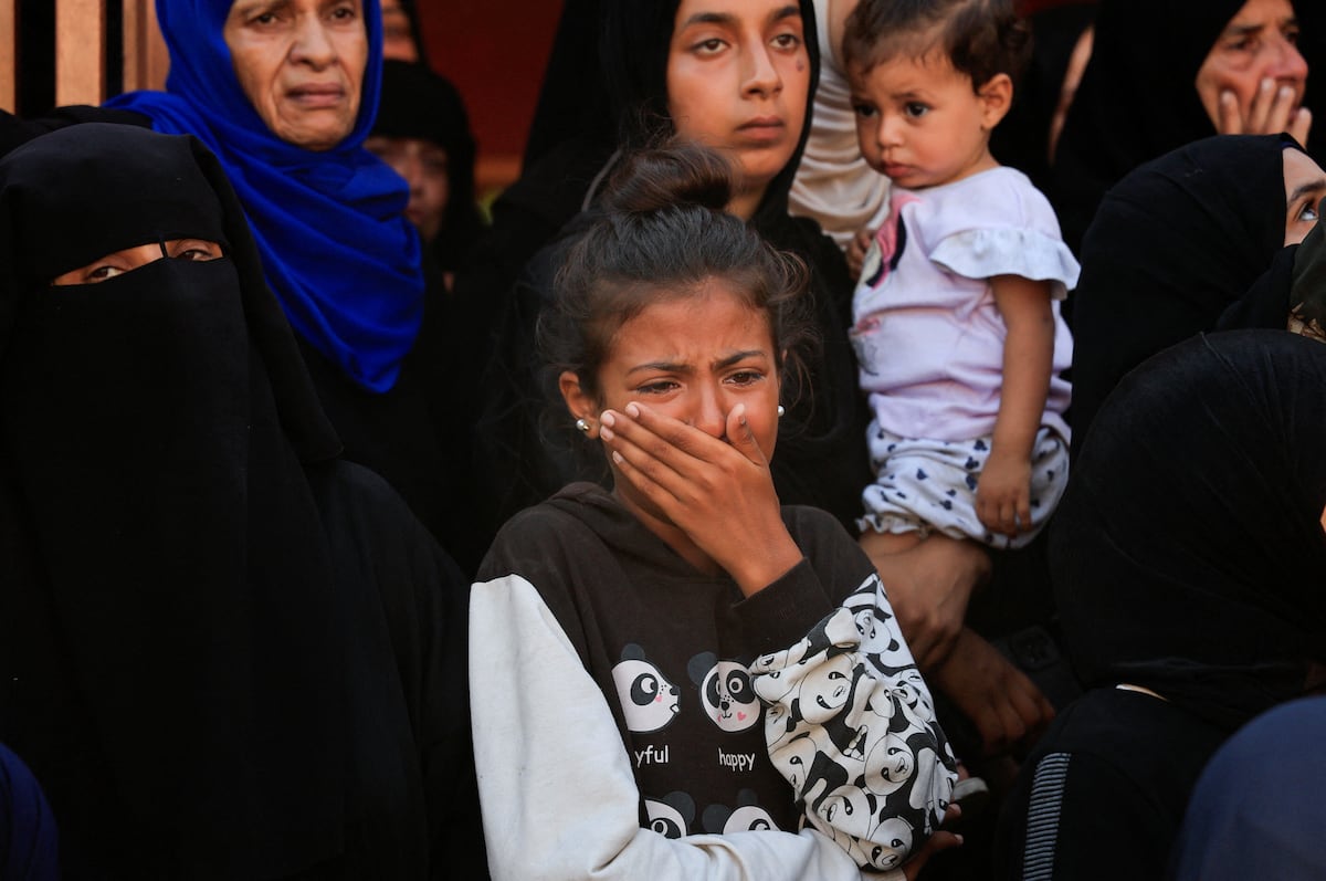 Uma menina chorava este miércoles durante o funeral de vários cidadãos palestinos mortos em um bombardeio israelense em Jan Yunís, na faixa de Gaza. (Foto: Hatem Khaled/REUTERS)