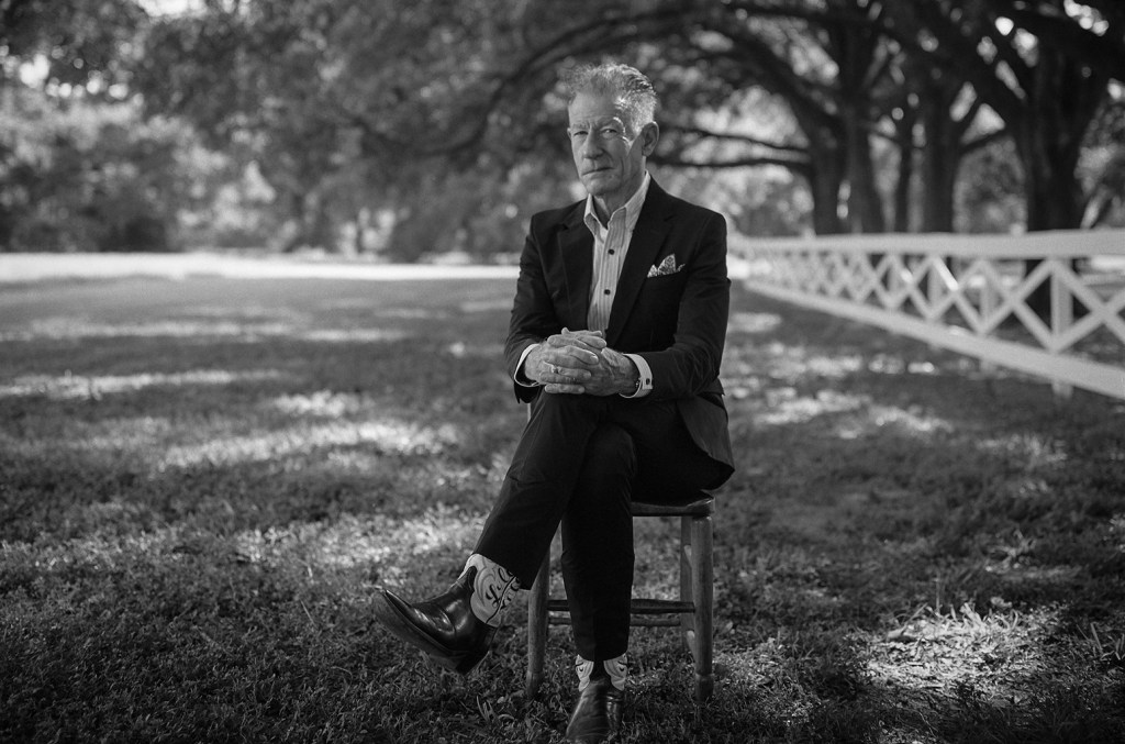 Lovett fala sobre seu trabalho em uma sala de audição da Texas A&M, se apresentando em restaurantes e aprendendo com colegas no podcast 'Behind the Setlist' da Billboard. (Foto: Reprodução)