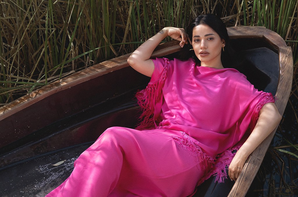 Rahma Riad revela medos e inspirações na música iraquiana e suas canções atemporais Rahma Riad na capa da Billboard Arabia. (Foto: Reprodução)