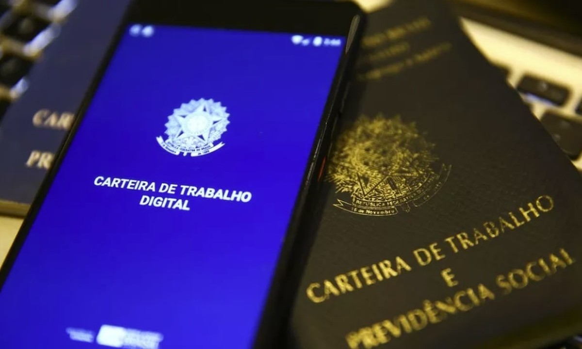 Pagamento do abono salarial do PIS/Pasep 2025 é realizado hoje; confira os detalhes Carteira de trabalho física ao lado de uma carteira de trabalho digital (Foto: Agência O Globo)