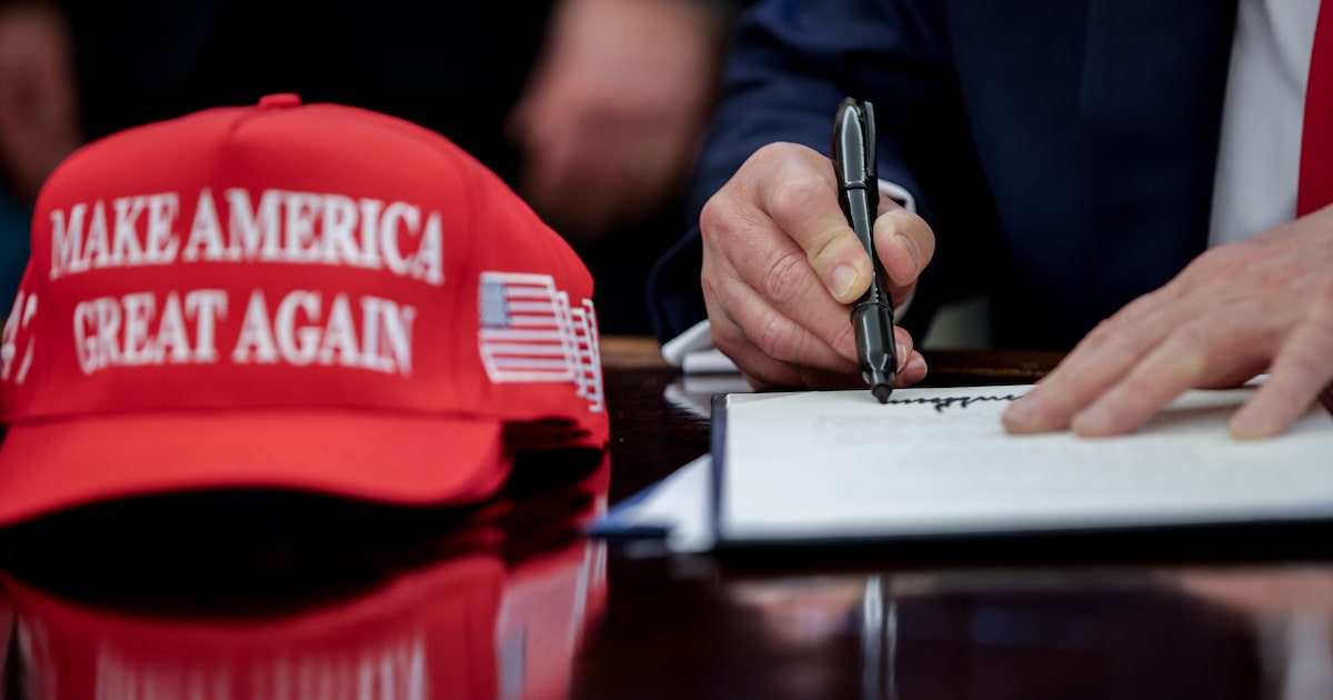 Doutrina Trump revela poderio dos EUA, mas ignora suas raízes históricas Donald Trump assina uma ordem executiva na Casa Branca ao lado do seu célebre boné escrito 'Make America Great Again' (Foto: Samuel Corum/Sipa/Bloomberg)