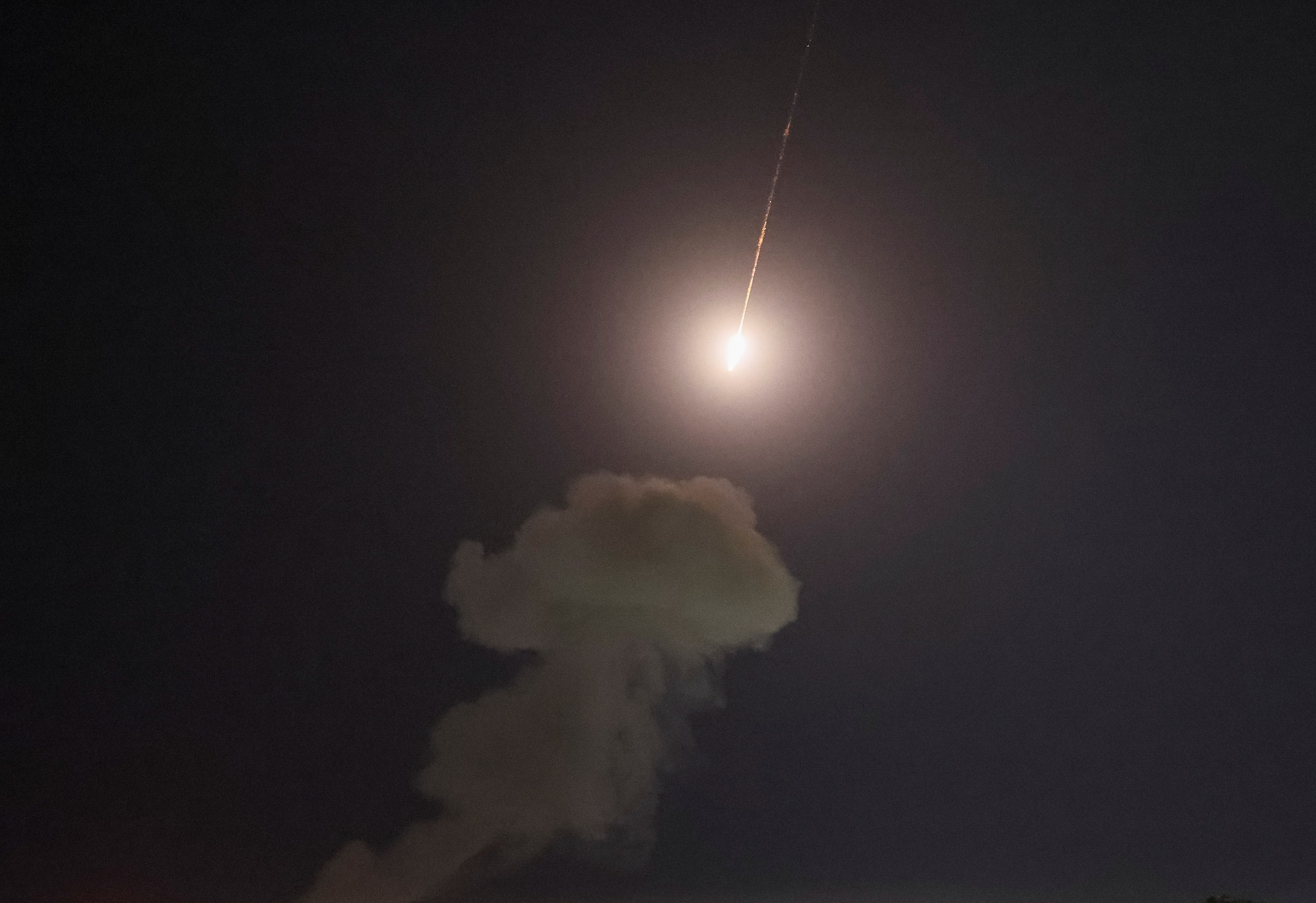 Kiev ataca base aérea russa enquanto se defende de drones inimigos Um míssil balístico voa sobre a cidade durante um ataque de míssil e drone russo, em meio ao ataque russo à Ucrânia, em Kiev, Ucrânia, em 24 de abril de 2025. (Foto: REUTERS/Gleb Garanich)
