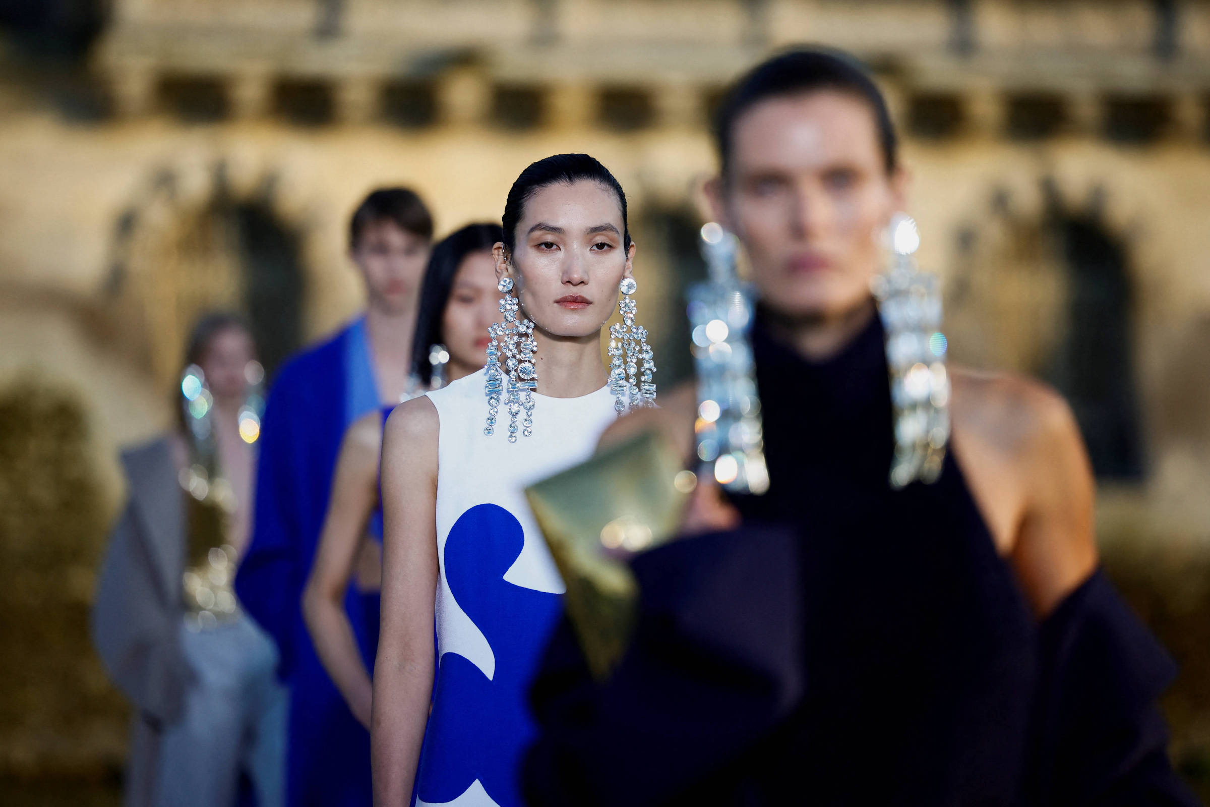 Homens mantêm domínio em cargos criativos na moda feminina Diretores criativos Jonathan Anderson, Thom Browne e Pierpaolo Piccioli no Metropolitan Museum of Art, Nova York, em 6 de maio de 2024 (Foto: Jeenah Moon/Reuters)