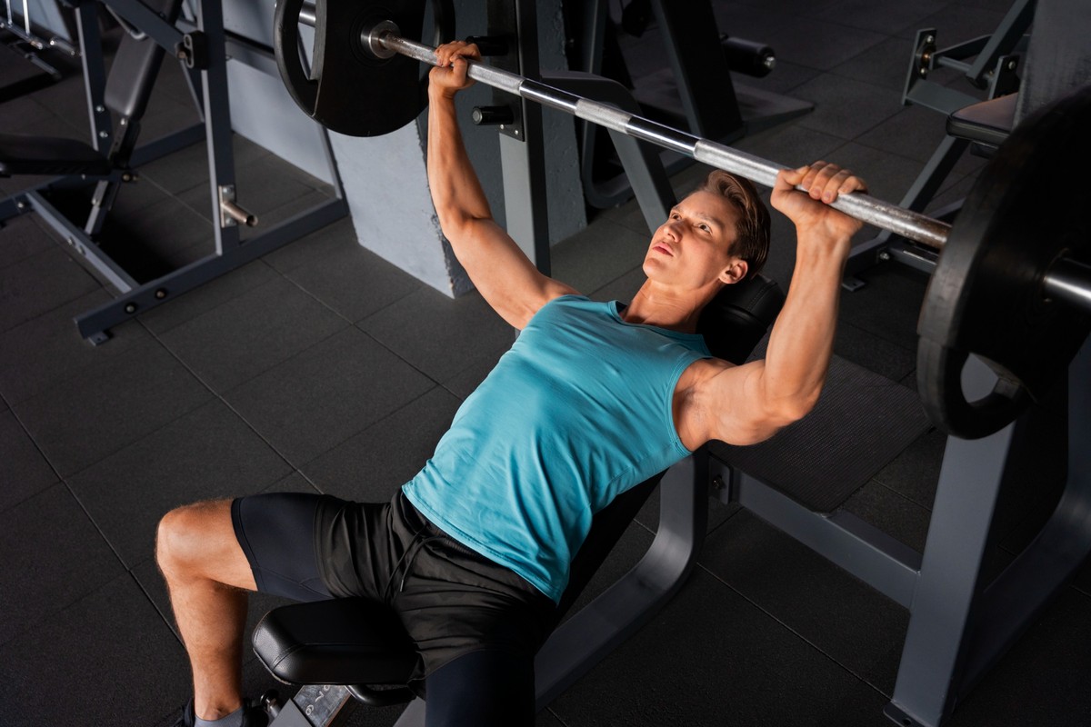 O supino é um dos exercícios mais conhecidos no mundo da musculação (Foto: Freepik)