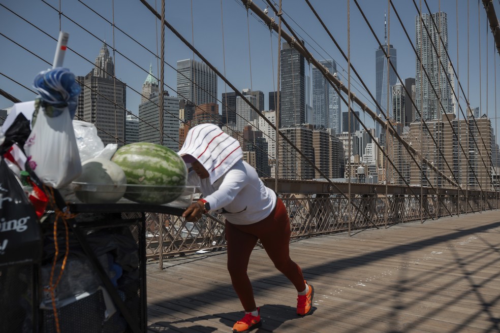 Cidades dos EUA enfrentam temperaturas recordes durante onda de calor intensa Onda de calor em Nova York. (Foto: AP Photo/Olga Fedorova)