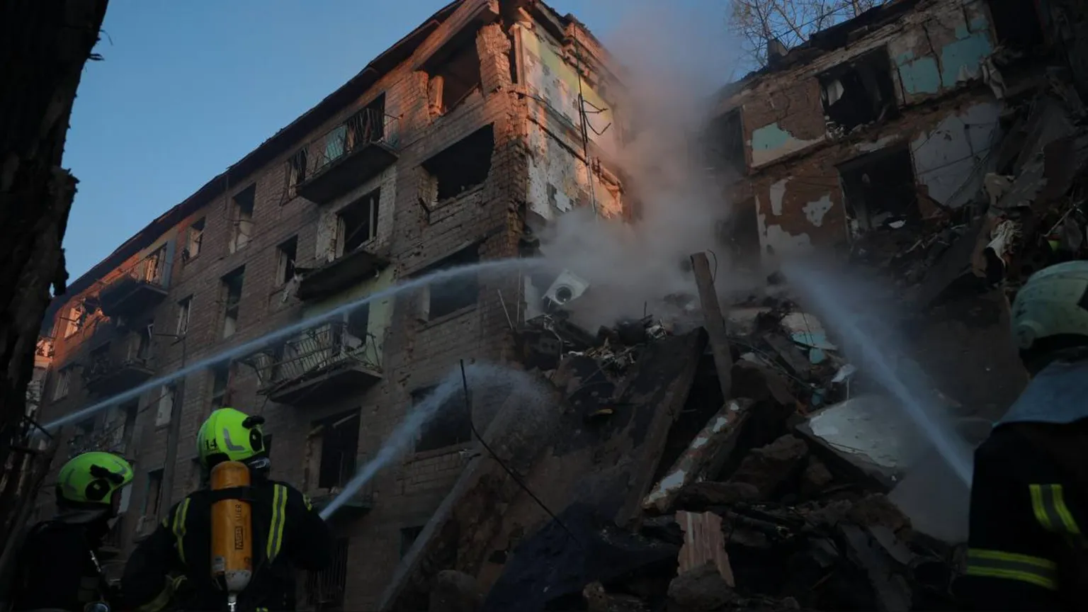 Sete mortos em ataque aéreo russo em Kyiv durante nova escalada de violência Sete mortos em ataque aéreo russo em Kyiv durante nova escalada de violência