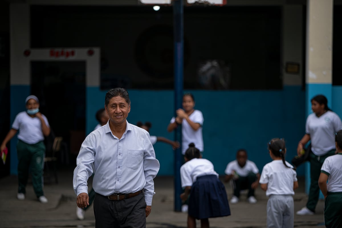 Aumentam os casos de sequestro e extorsão contra professores no Equador O maestro Hilario Beltrán, em uma escola localizada na Isla Trinitaria, em Guayaquil, no dia 9 de julho de 2025. (Foto: VICENTE GAIBOR)