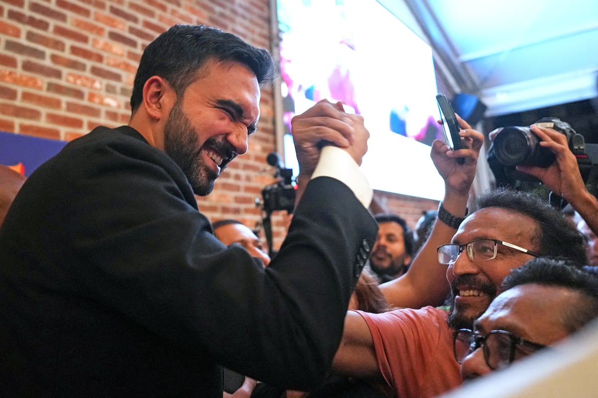 Vitória de Zohran Mamdani em Nova York provoca discussão sobre futuro do Partido Democrata Zohran Mamdani celebra sua vitória nas primárias democratas para prefeito de Nova York na última terça-feira. (Foto: David Delgado/REUTERS)